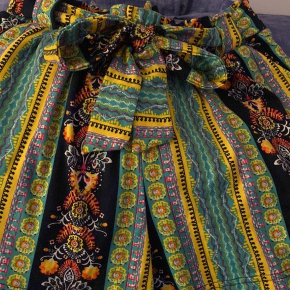 IT’S SHORTS SIZE S, WITH SLIDE POCKETS - Picture 2 of 5